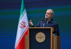 هر مسئله‌ای که به مثابه تحریم داخلی برای فعالان اقتصادی مزاحمت ایجاد کرده را رفع می‌کنیم