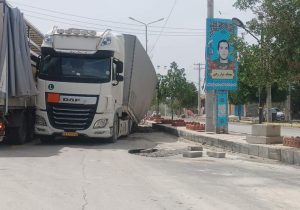 فرو رفتن تریلی در گودال ایجاد شده