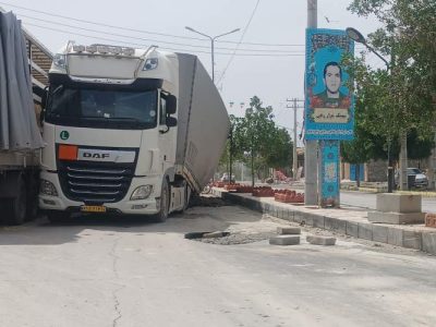 فرو رفتن تریلی در گودال ایجاد شده