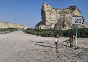 نصب تابلوهای راهنما در مسیر گردشگری دَرَک